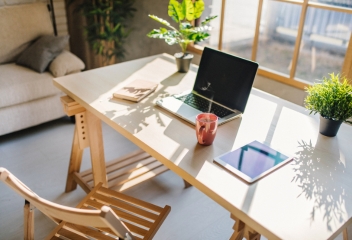 Escritorio de teletrabajo con portátil y energía solar