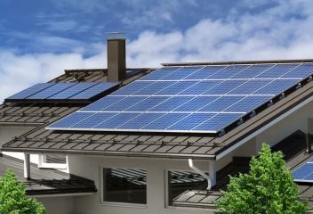 Instalación de paneles solares en chalet unifamiliar para lograr independencia energética.