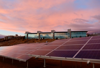 Instalación de paneles solares en el exterior de una gran empresa o fábrica para energía continua.
