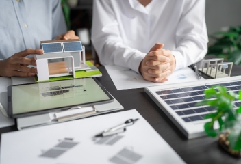 Diseño de sistemas energéticos para pequeñas y medianas empresas con paneles solares.