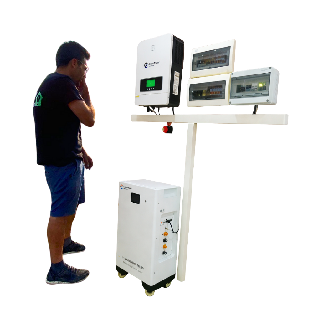 Técnico de solucionescontraapagones.com revisando sistema solar con batería